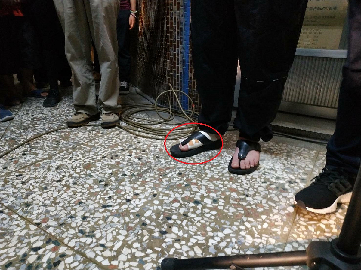 陳柏惟右腳受傷已包紮。 取自陳柏惟支持者群組