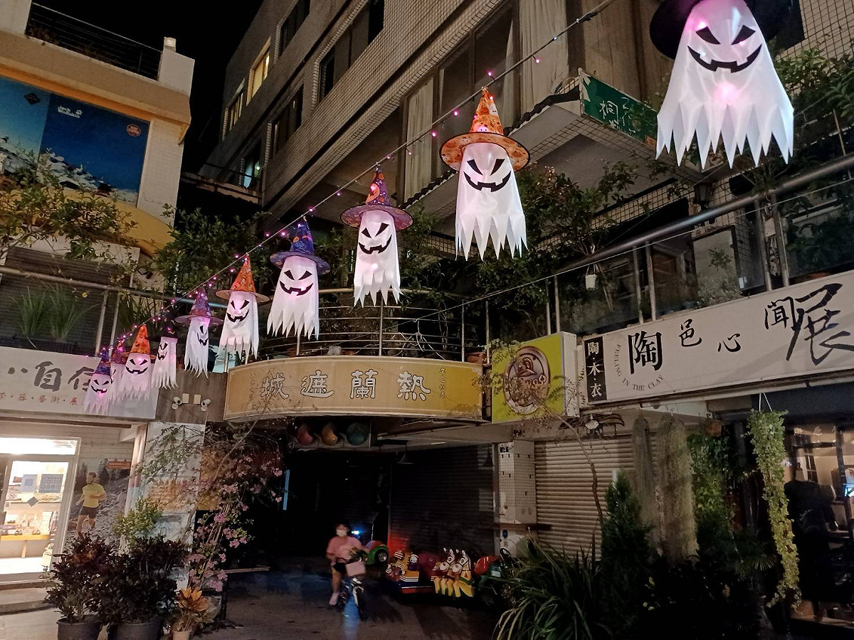 科比意廣場掛上許多萬聖節小幽靈。 東海藝術街商圈/提供