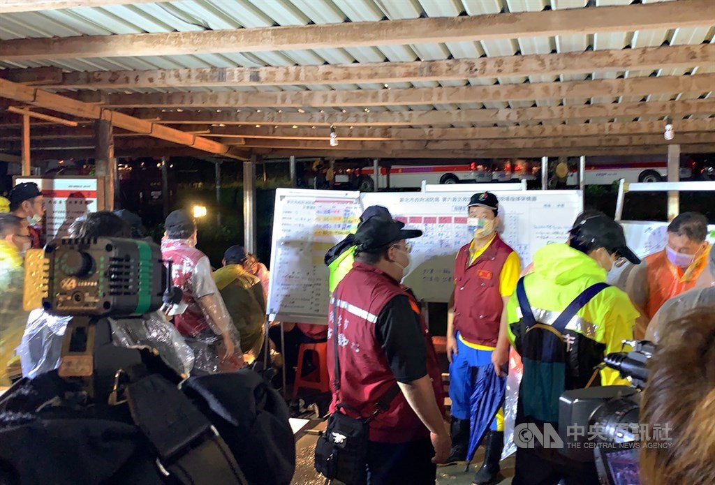 新北市雙溪區16日發生多人在虎豹潭意外落水事件，晚間仍有6人失聯，消防局、警察局已於現場周邊設置前進指揮所，全力搜救。 圖：中央社