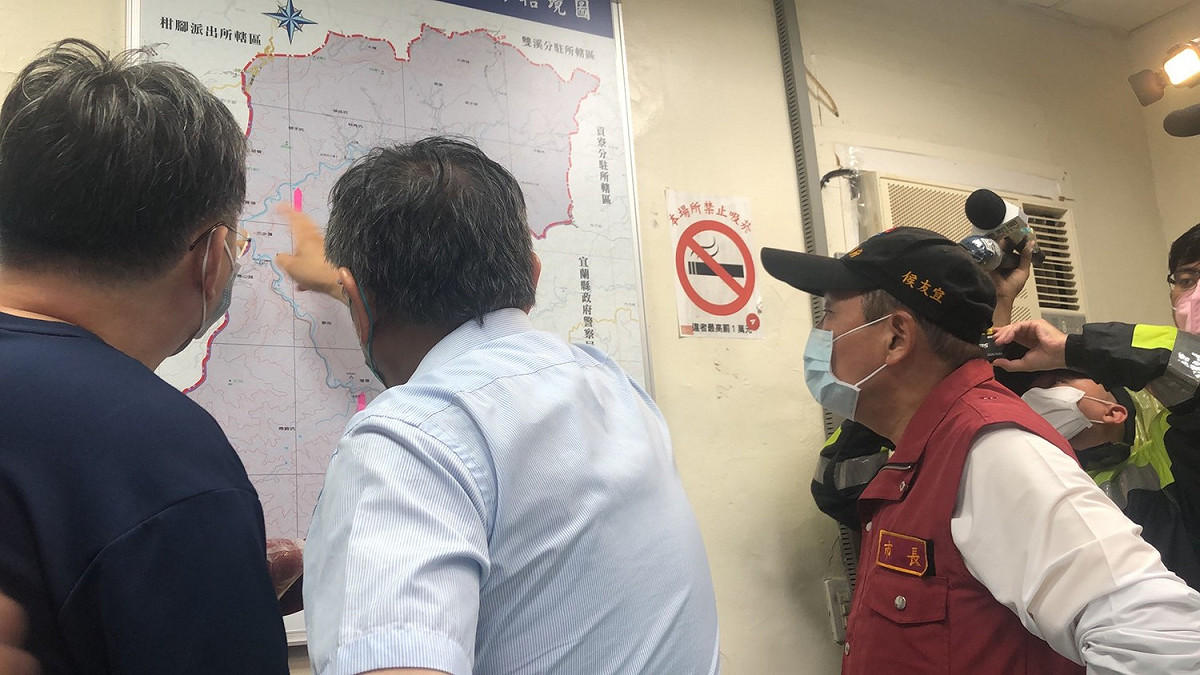 稍早新北市長侯友宜（右）與台北市長柯文哲（中）先後抵達指揮所，下令把握黃金72小時，不中斷、徹夜搜索，並在下游設置攔截點。 圖：台北市政府提供