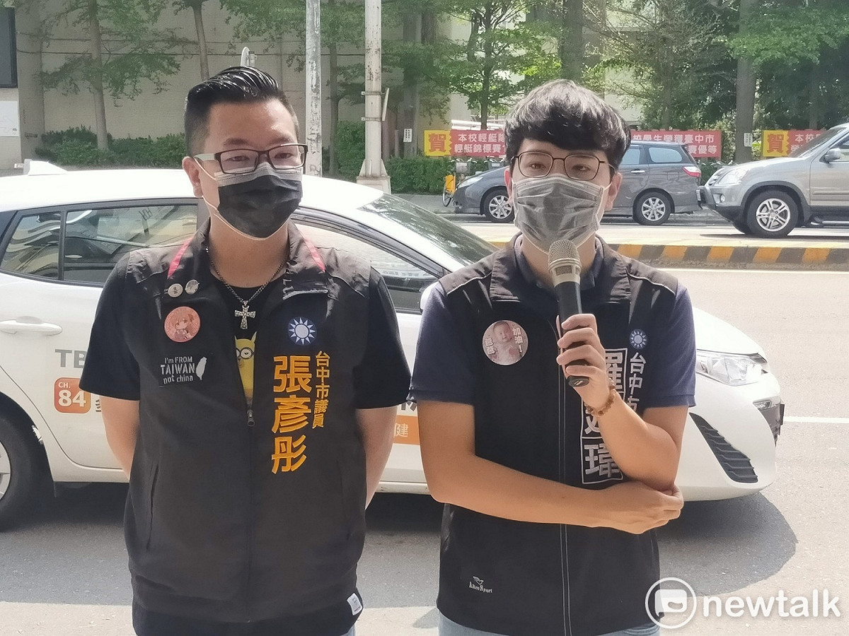 國民黨的新生代市議員張彥彤（左）、羅廷瑋（右）組成「彤羅騷」聯盟，經常一同參與地方活動。 唐復年/攝