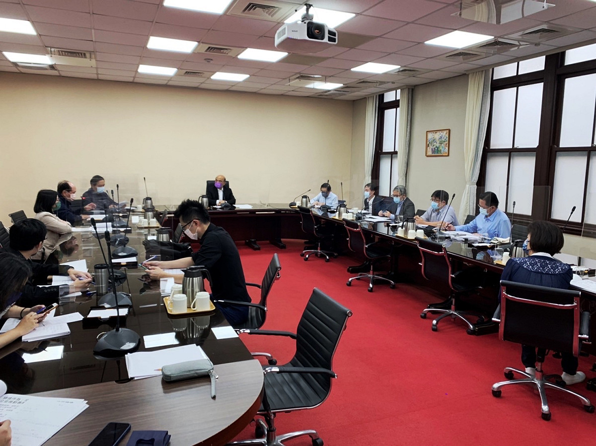 行政院院長蘇貞昌今(17)日7時30分召開高雄城中城火災後之建築管理、消防檢查等公共安全精進作為會議。 圖：行政院提供