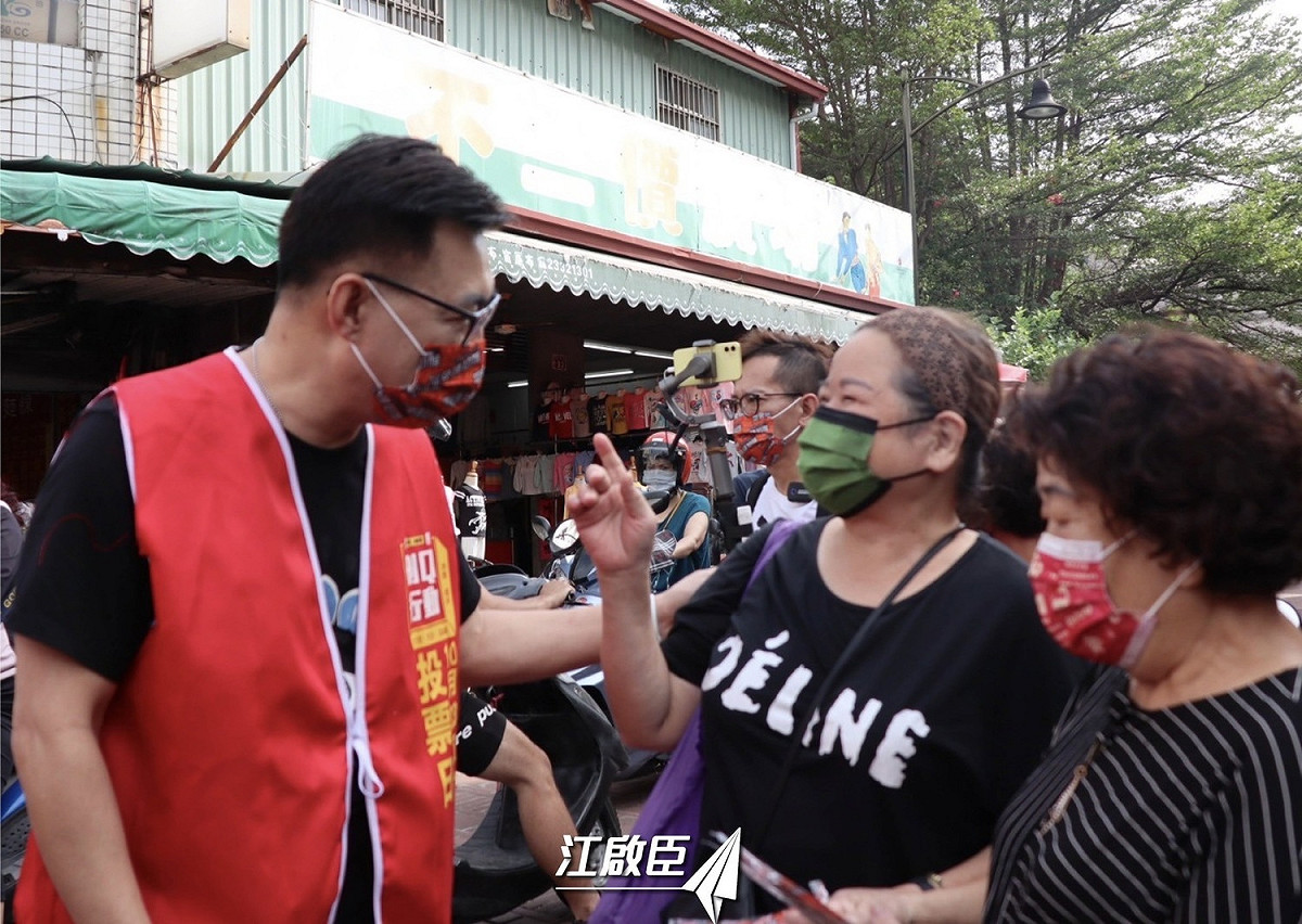 國民黨立委江啟臣今(17日)，一早和刪Q總部人員到一同掃街，呼籲鄉親1023出門投票，罷免基進黨立委陳柏惟。 圖 : 翻攝江啟臣臉書