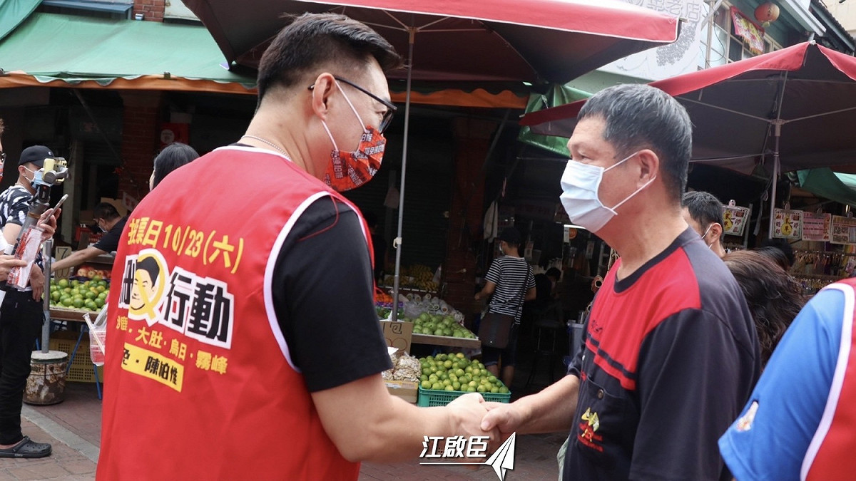 國民黨立委江啟臣今(17日)，一早和刪Q總部人員到一同掃街，呼籲鄉親1023出門投票，罷免基進黨立委陳柏惟。 圖 : 翻攝江啟臣臉書