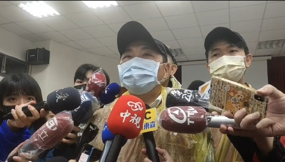 新北市市長侯友宜指出了目前最新搜救的狀況。  圖：翻攝新北市消防局直播