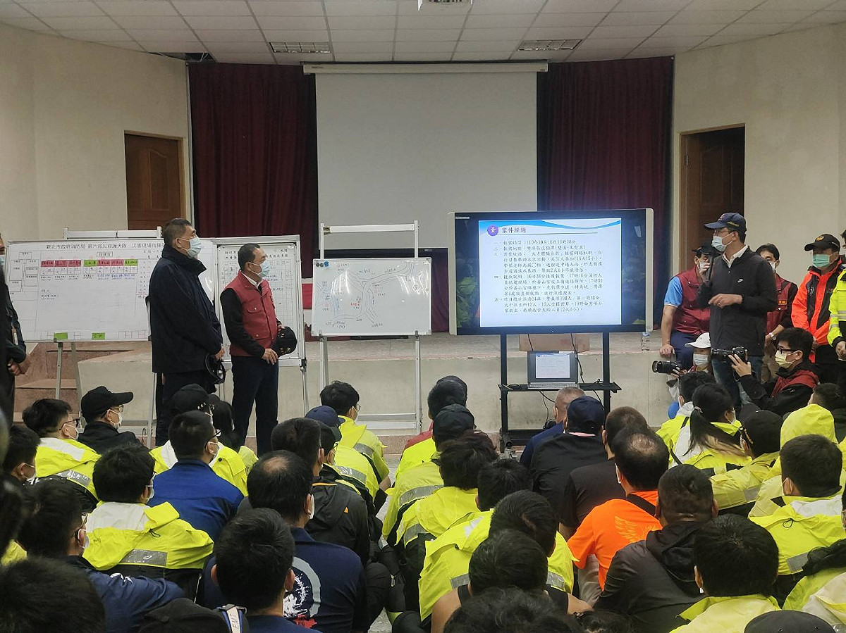 新北市市長侯友宜指出了目前最新搜救的狀況。  圖：翻攝新北市消防局直播