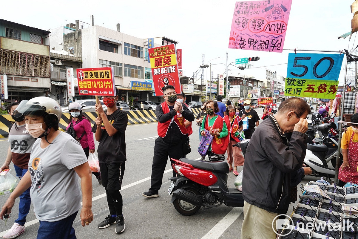 同意罷免陳柏惟的民眾在大肚沙田路一段的一處市場，向民眾宣傳同意罷免陳柏惟，不過該團體在市場停留不到20分鐘就離開。 圖：張良一/攝