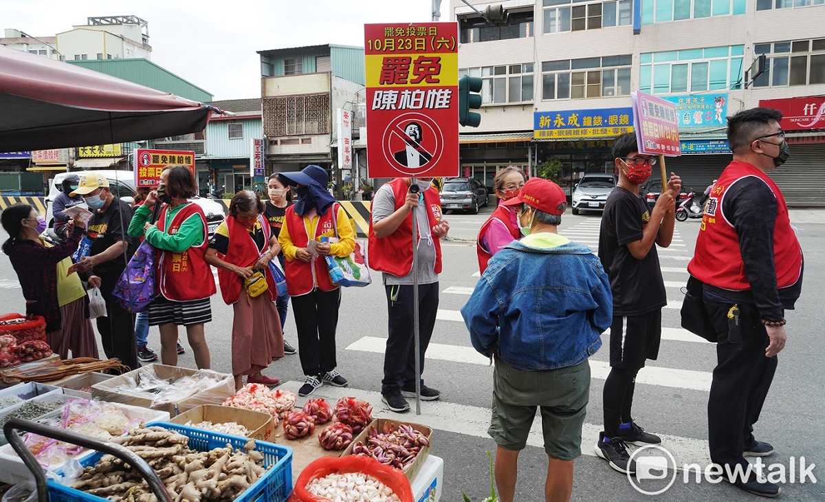 同意罷免陳柏惟的民眾在大肚沙田路一段的一處市場，向民眾宣傳同意罷免陳柏惟，而陳柏惟陣營也在大肚的另一個市場，向市民請託反惡罷。 圖：張良一/攝
