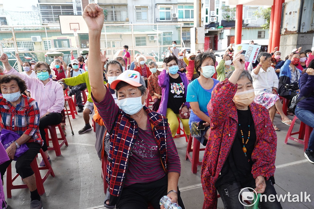 沙鹿樂群新村的住戶們參加同意罷免陳柏惟的客廳會。 圖：張良一/攝