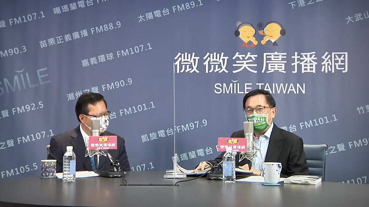 桃園市長鄭文燦（左）接受前總統陳水扁（右）廣播專訪。 圖：翻攝直播