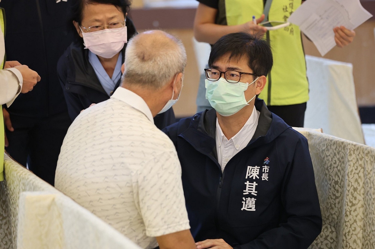 陳其邁(右)關懷城中城受害戶。 圖：高雄市政府提供