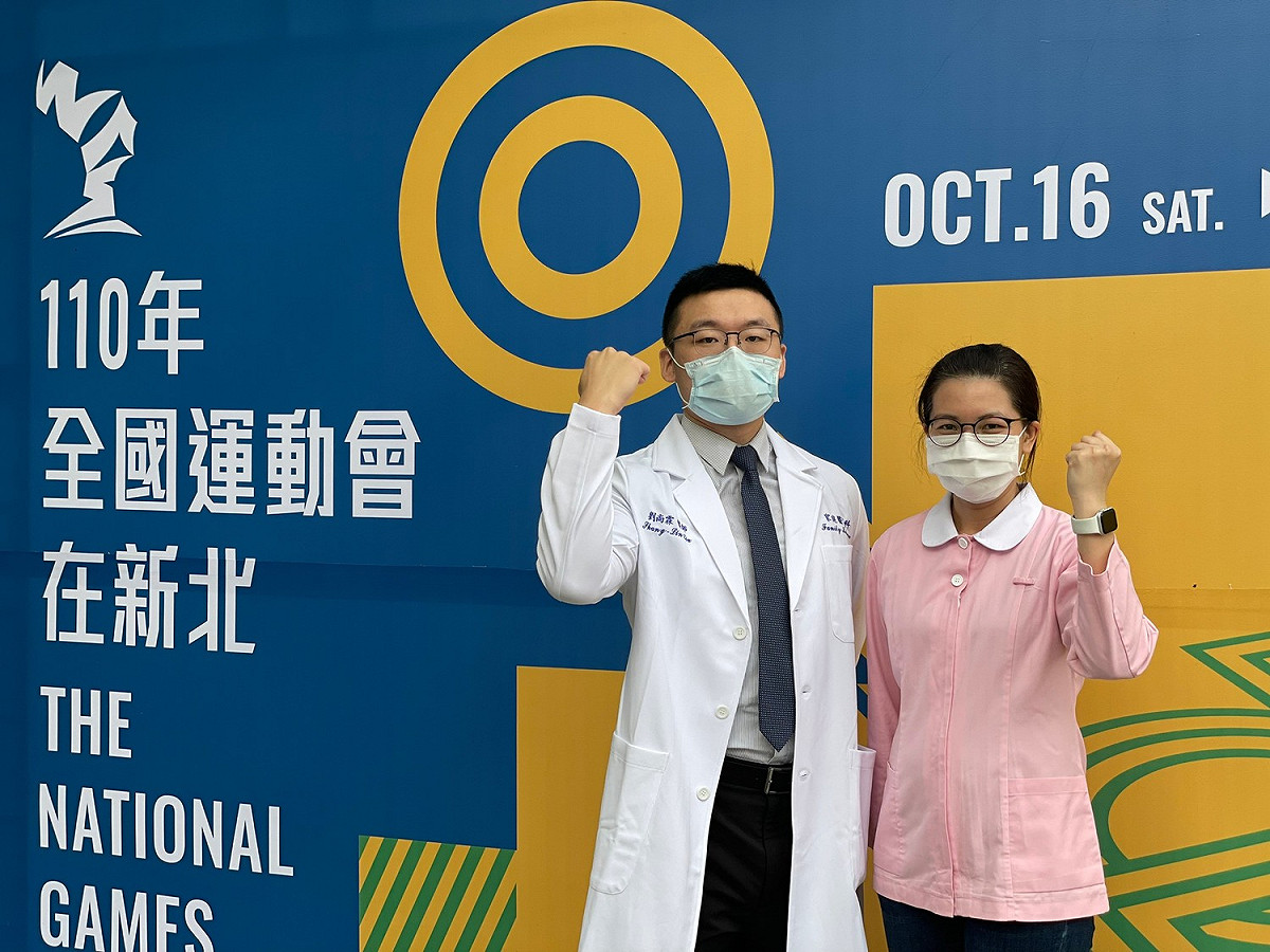 新北市萬里區衛生所主任劉尚霖、新北市立聯合醫院護理長康芳瑜代表醫護人員，擔任全運會護旗手。 圖：新北市衛生局提供