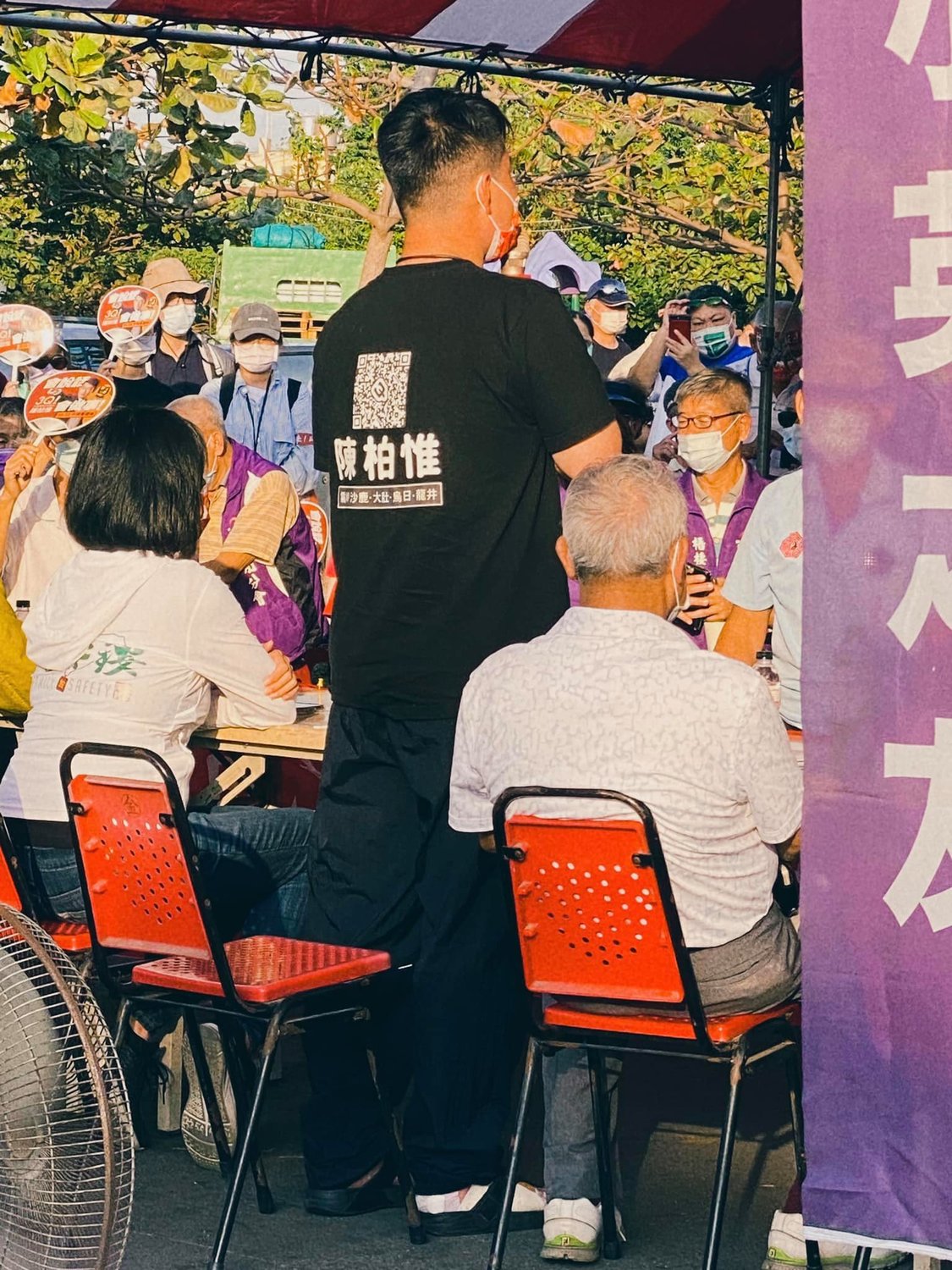 該名網友表示，看著陳柏惟右腳接受完治療包紮起來、站著說話的背影，充滿說不出來的心疼。 圖：擷取自3Q 陳柏惟立委官方後援會