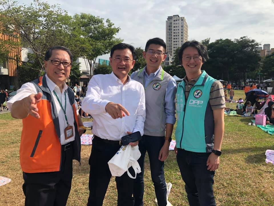台中市議員黃守達（右二）常常被誤認為是立委黃國書（左二）的兒子。 取自台中市議員江肇國臉書