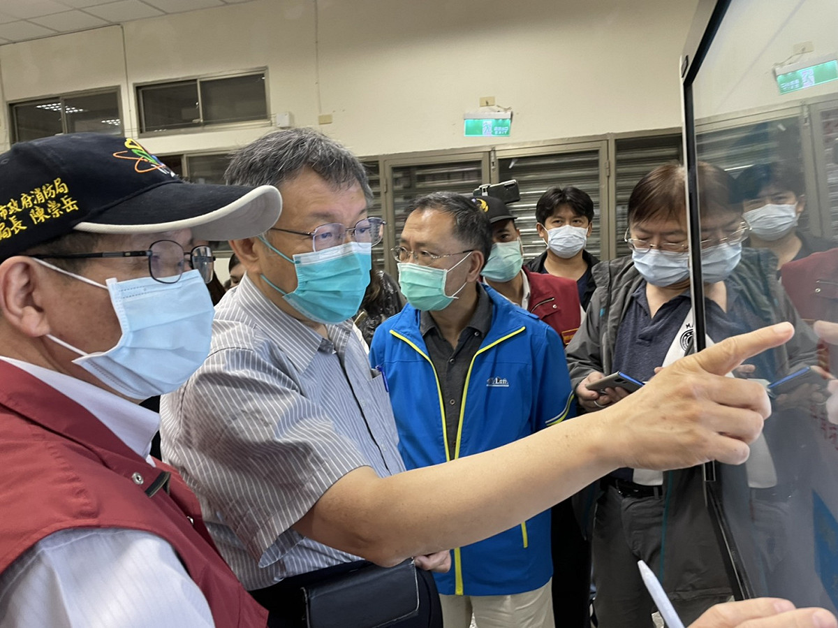 台北市長柯文哲稍早再度前往虎豹潭前進指揮所關心搜救進度。 圖：台北市政府 / 提供