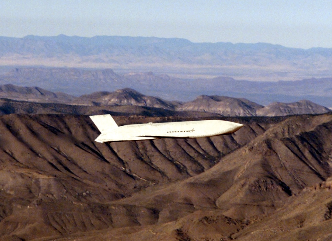 AGM-158從1995年開始發展，2004年開始服役。除了美國空軍外，包括澳大利亞和芬蘭也採用了此型飛彈。 圖：擷取自維基百科