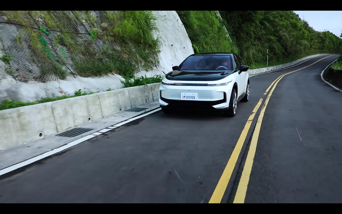 鴻海日前已釋出科技日宣傳影片，首次秀出黑色和白色款電動車、以及電動巴士實體車。 圖：翻攝自鴻海youtube