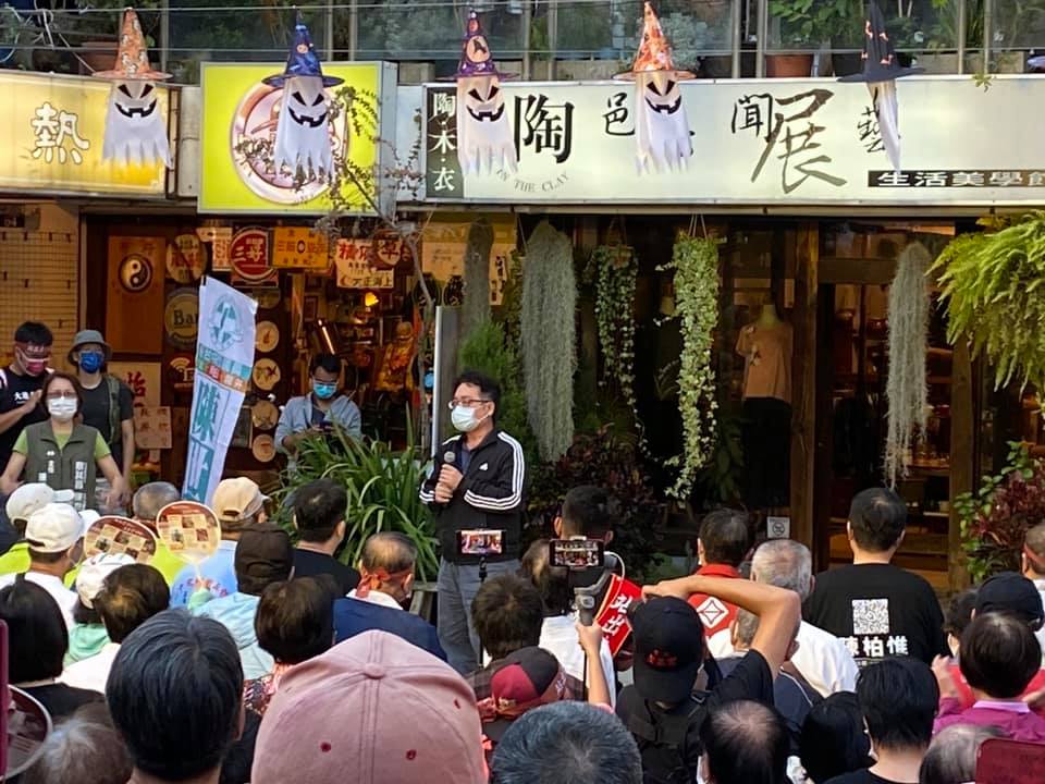陳柏惟今（17)日持續在選區苦行，政治評論員張宇韶到龍井藝術街替陳柏惟站台，表達支持。