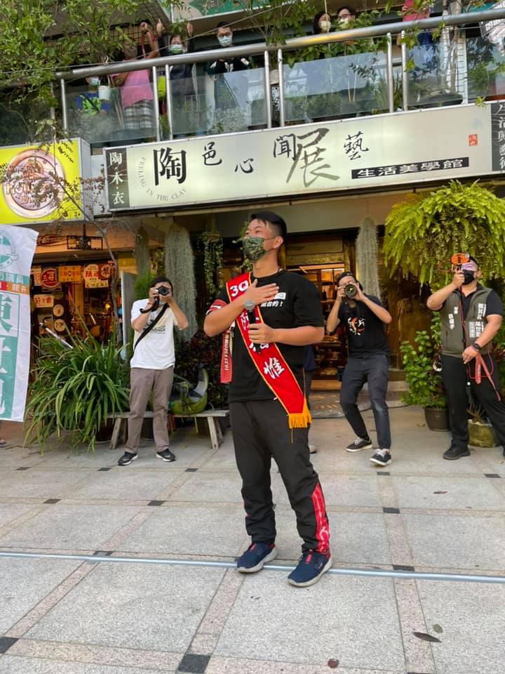 陳柏惟今（17)日持續在選區苦行，抵達龍井藝術街受到支持者歡迎。