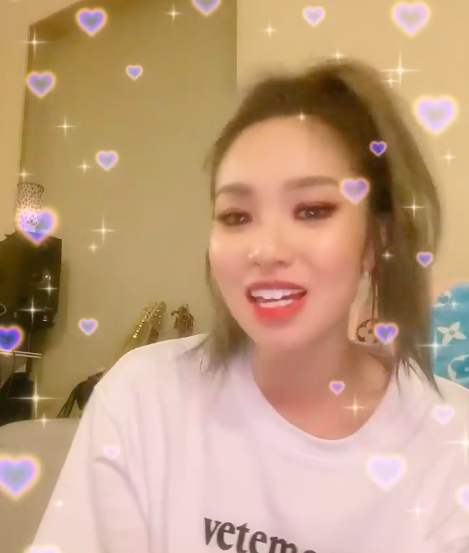 陳芳語晚間透過IG分享演唱影片，她特別改編歌曲嗆聲「對不起傷害了你，微博刪掉沒關係，我聽見有個聲音，是玻璃心碎一地，沒關係我還有IG，也還有FB」。 圖：翻攝自陳芳語ＩＧ