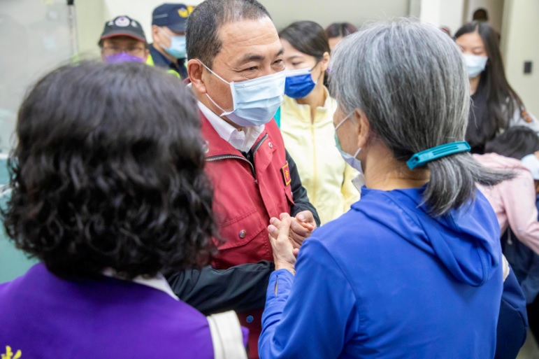 侯友宜趕赴基隆市立殯儀館，慰問往生者家屬。 圖：新北市新聞局提供