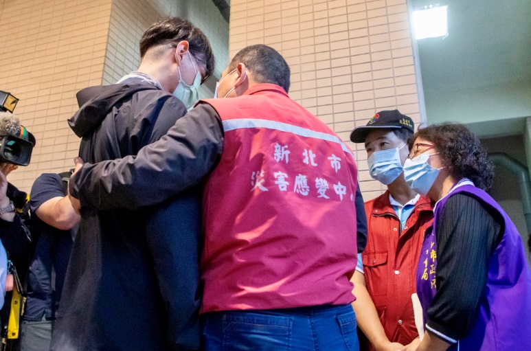 侯友宜擁抱慰問家屬。 圖：新北市新聞局提供