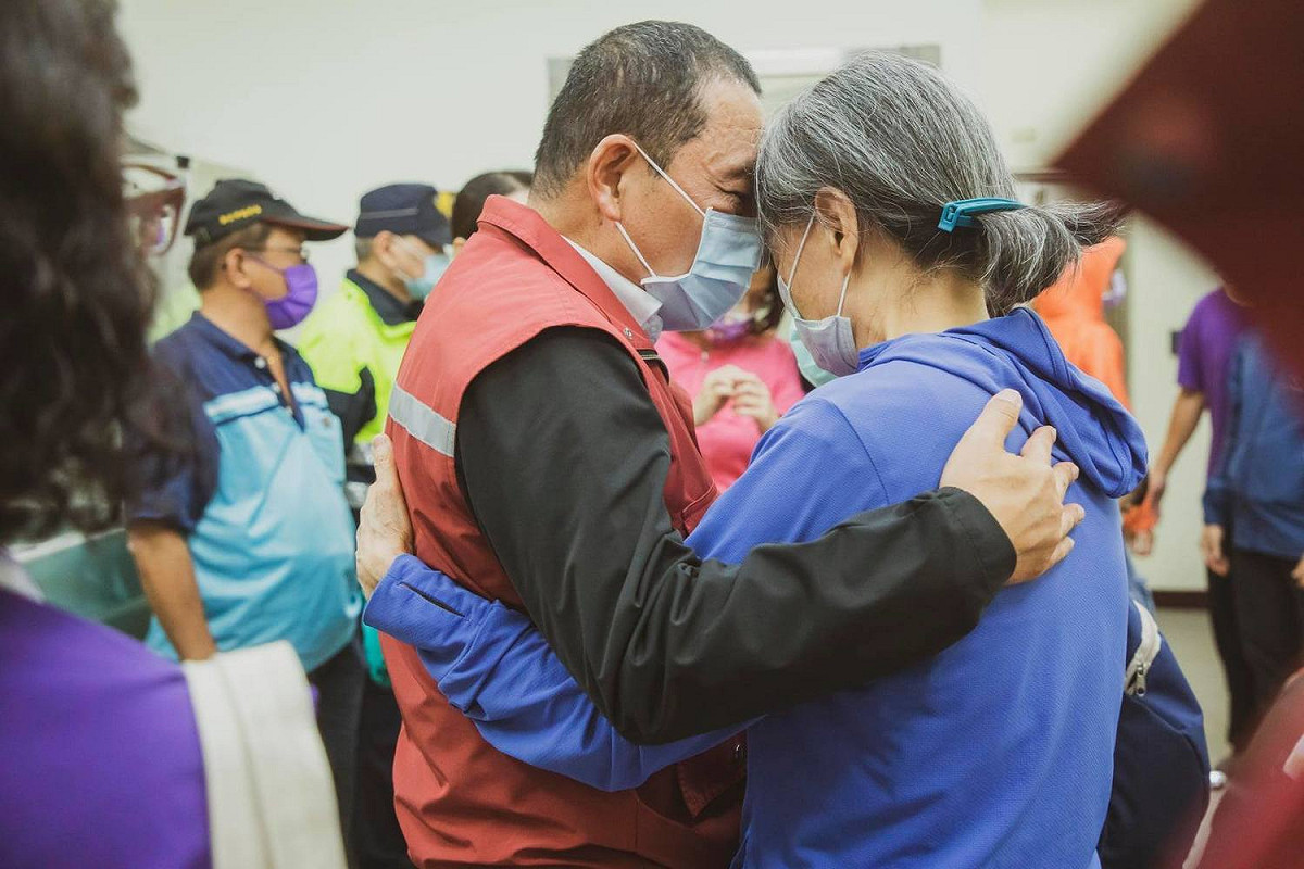 虎豹潭16日因溪水暴漲，發生落水意外，造成4人罹難、2人仍下落不明。新北市長侯友宜17日晚間趕赴基隆市立殯儀館慰問往生者家屬。 圖：取自侯友宜臉書