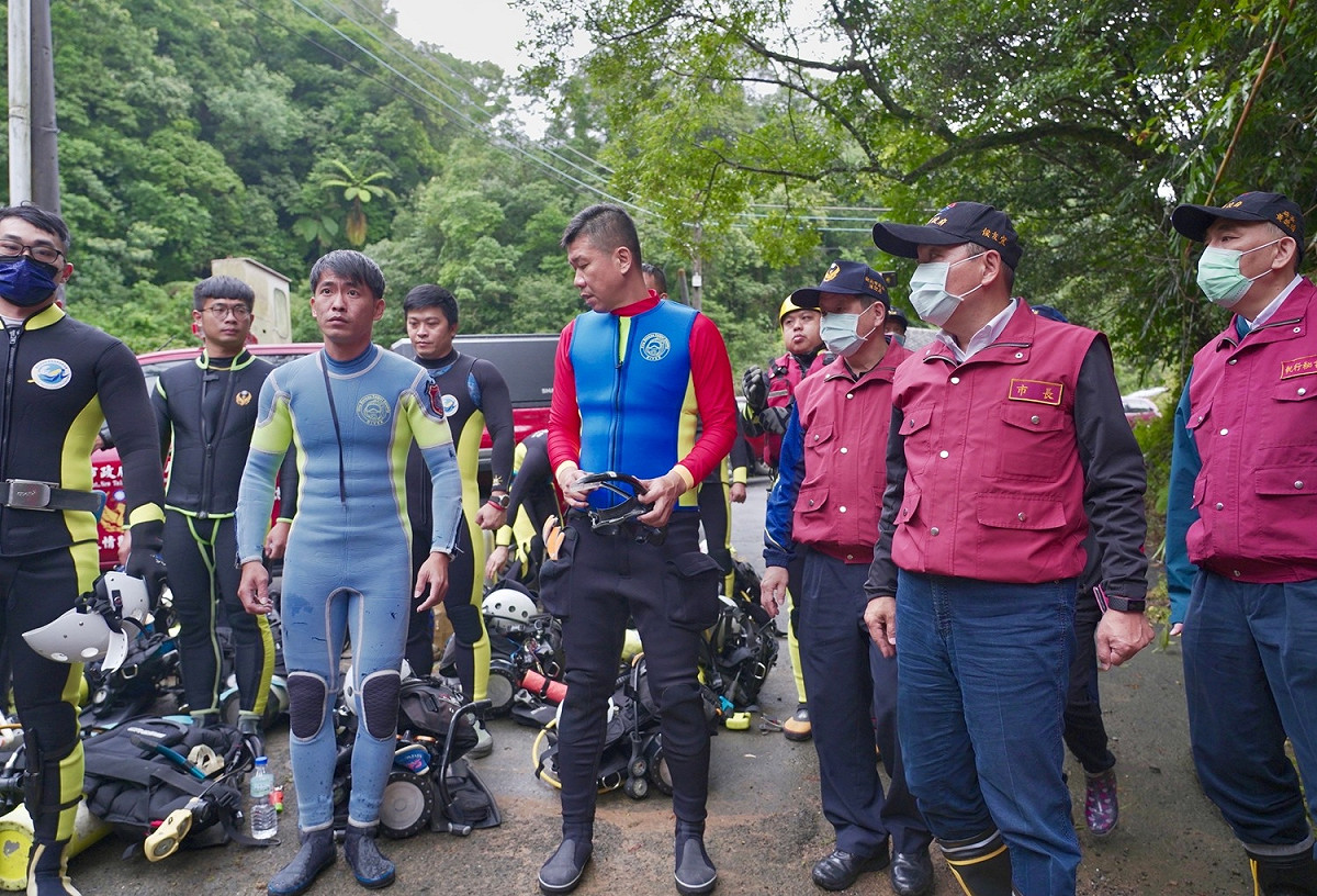 新北警消今增派救援人力擴大搜索，市長侯友宜希望能在黃金救援72小時內找到另外2名仍失蹤女童。 圖：新北市政府／提供