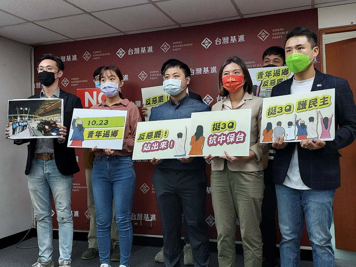 多名青年學生呼籲大家返鄉投票，「挺民主、護3Q」。 圖：陳佩君/攝