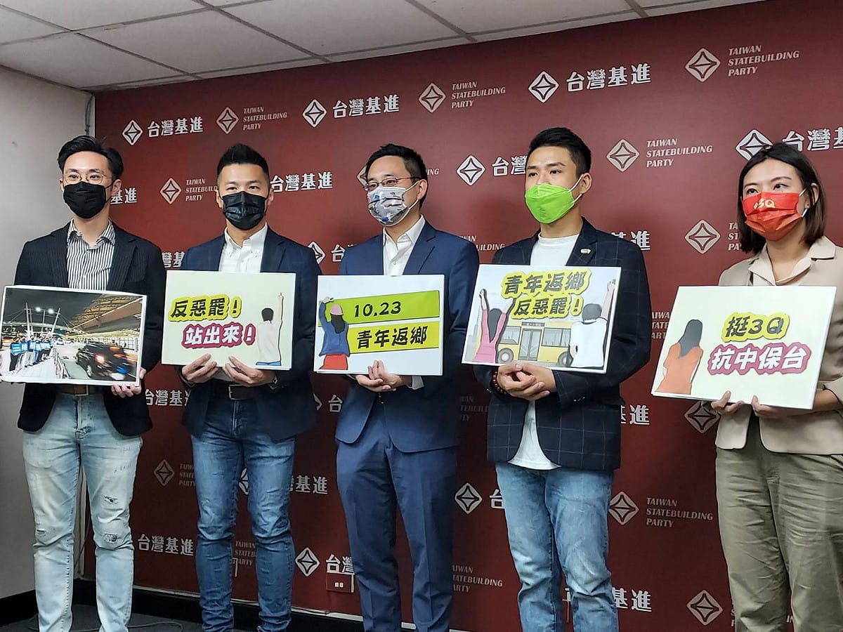 趙怡翔(中)、張銘祐(右二)、蔡沐霖(左一)、何孟樺(右一)、招名威(左二)呼籲青年返鄉同票。 圖：陳佩君/攝