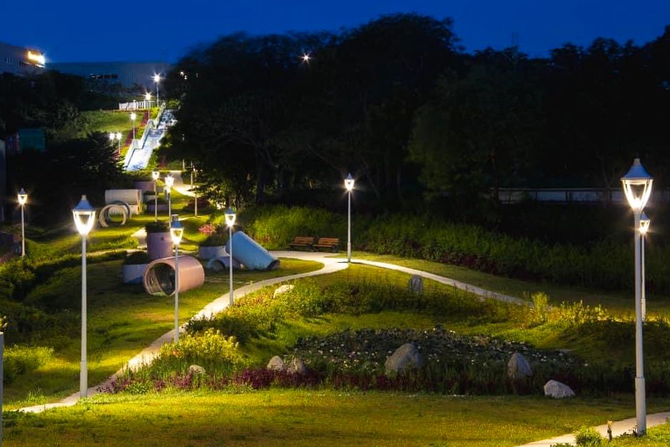 五股垃圾山搖身一變為五股夏綠地夜晚美景。 圖：林口區公所提供