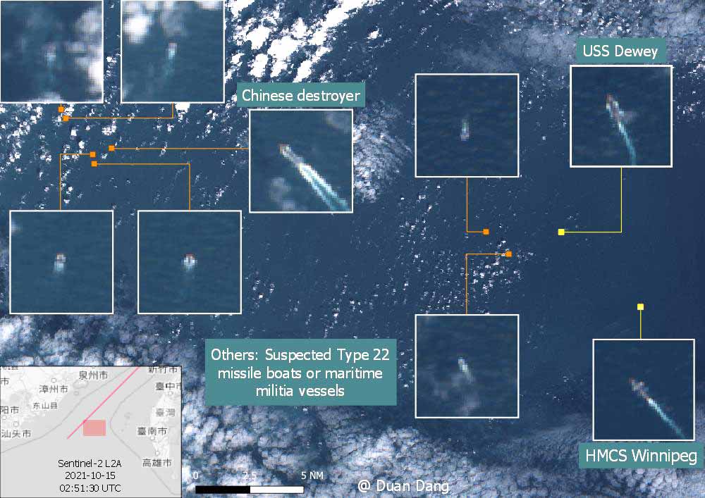 越南記者Duan Dang，PO出衛星圖像，指美加2艦在通過時至少有7艘各式中國艦艇就在「不遠處」，另還特別標示「疑似22型導彈艇或假裝成魚船的海上民兵船」。 圖：翻攝Duan Dang推特