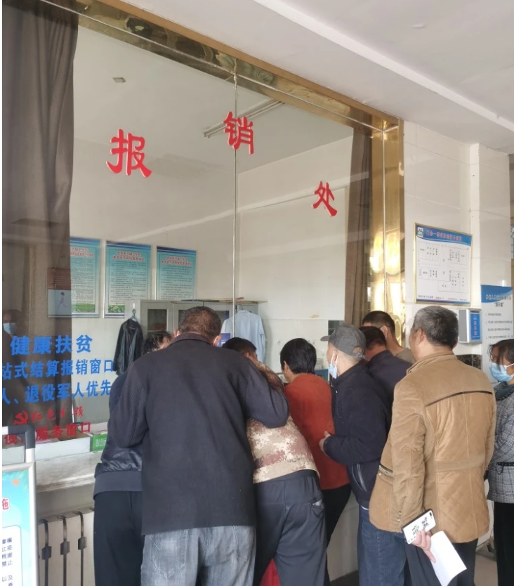 中國山東省單縣居民圍在衛生單位窗口前，查看為何自己沒病，卻被登記為腦中風。 圖 : 翻攝自新京報