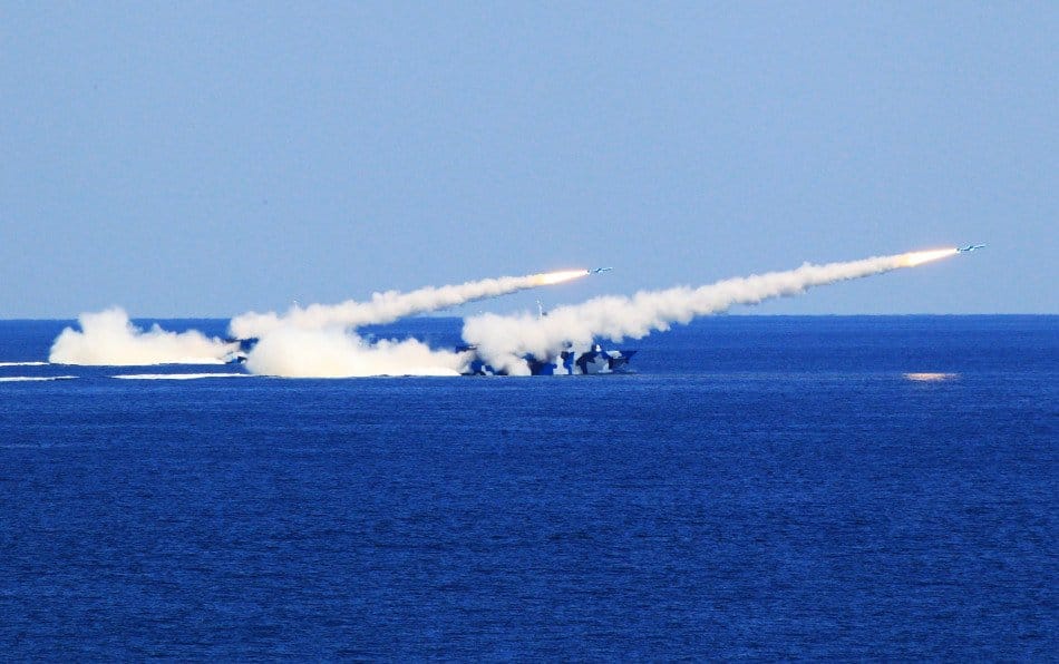 解放軍「22型飛彈快艇」發射「鷹擊-83」反艦飛彈。 圖：翻攝解放軍報