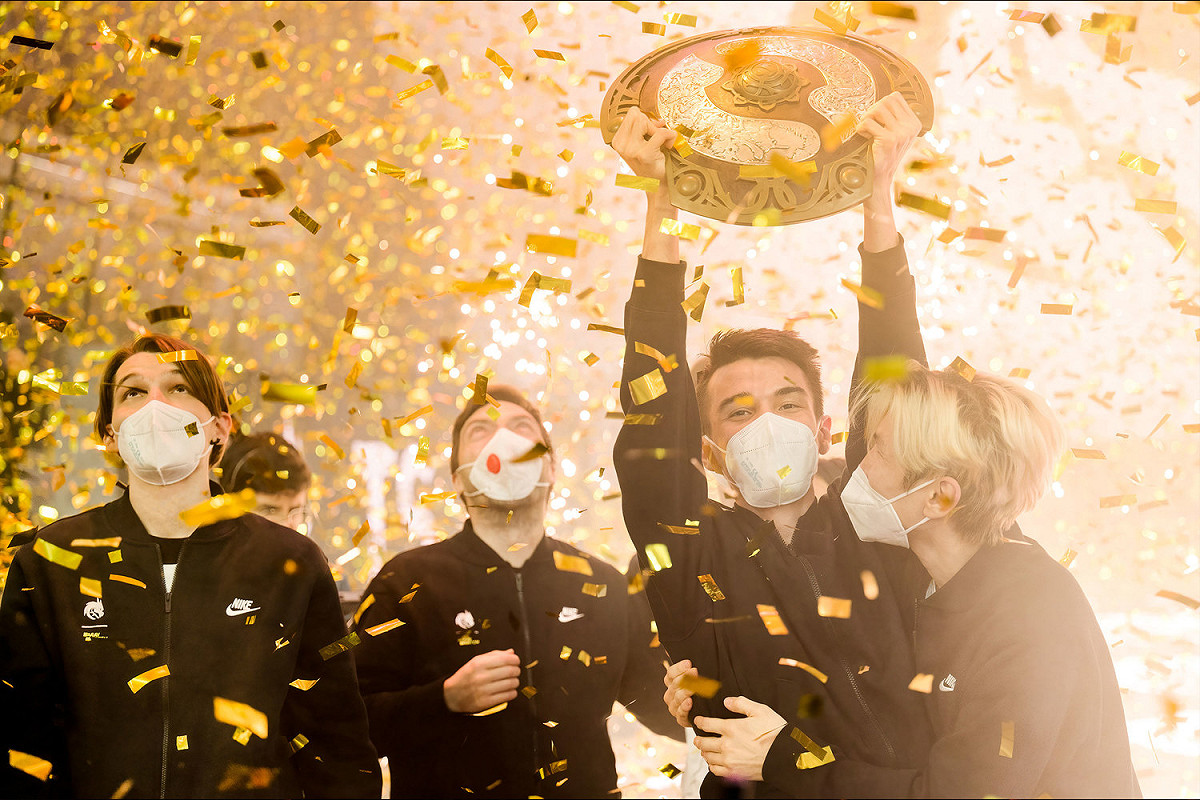 Team Spirit成功舉盾，PSG.LGD教練遭疑涉賭。 圖：翻攝自The International推特