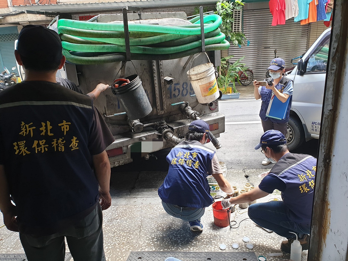 現場採集槽體內容物送樣檢驗。