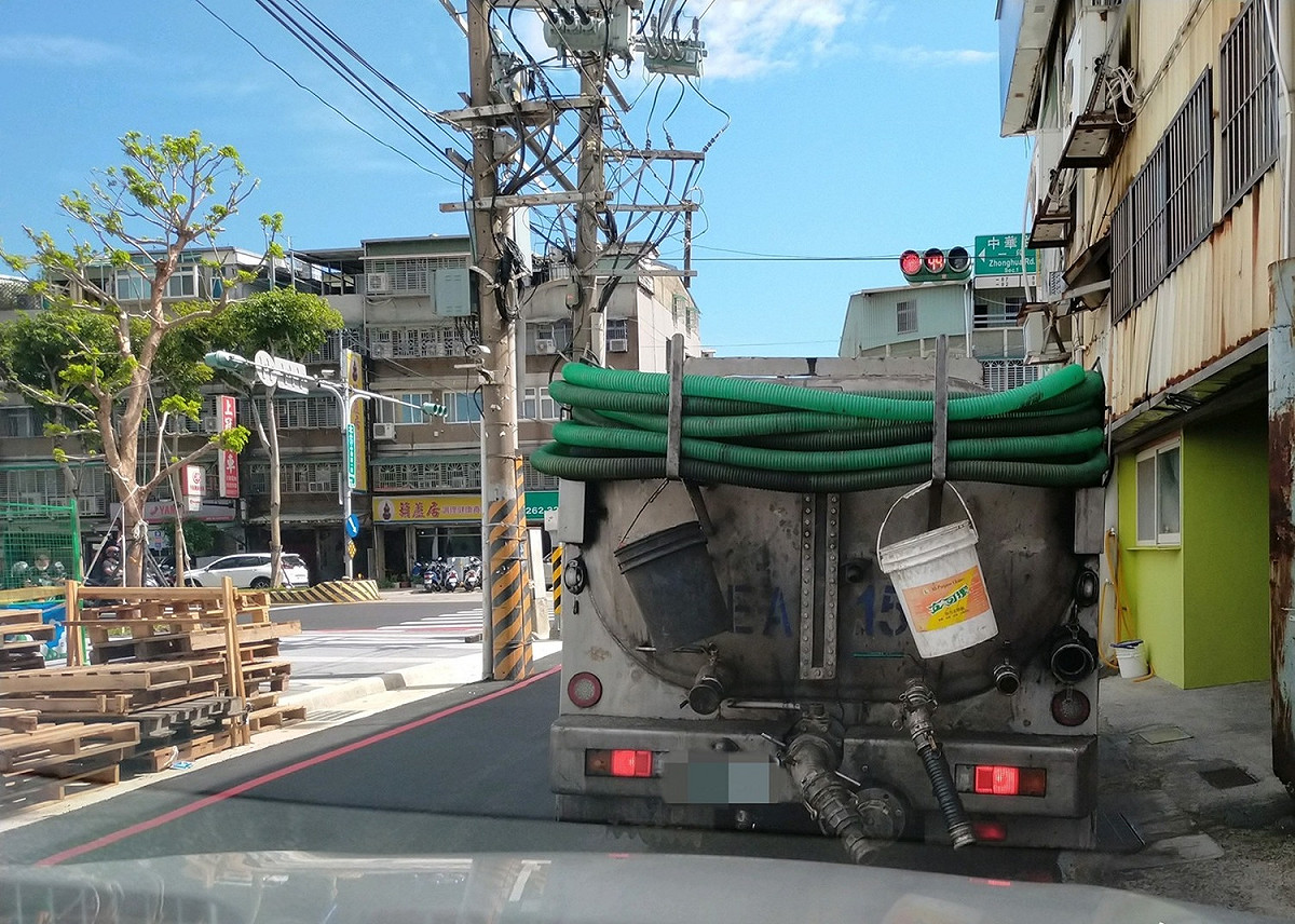 環保局執行查緝勤務發現作案車輛。
