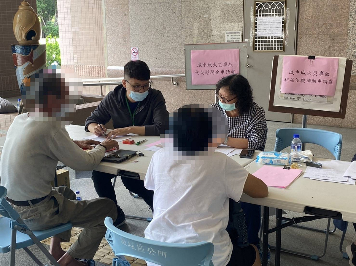 高市社會局採一對一受理城中城受災戶補助申請。 圖：高市社會局提供