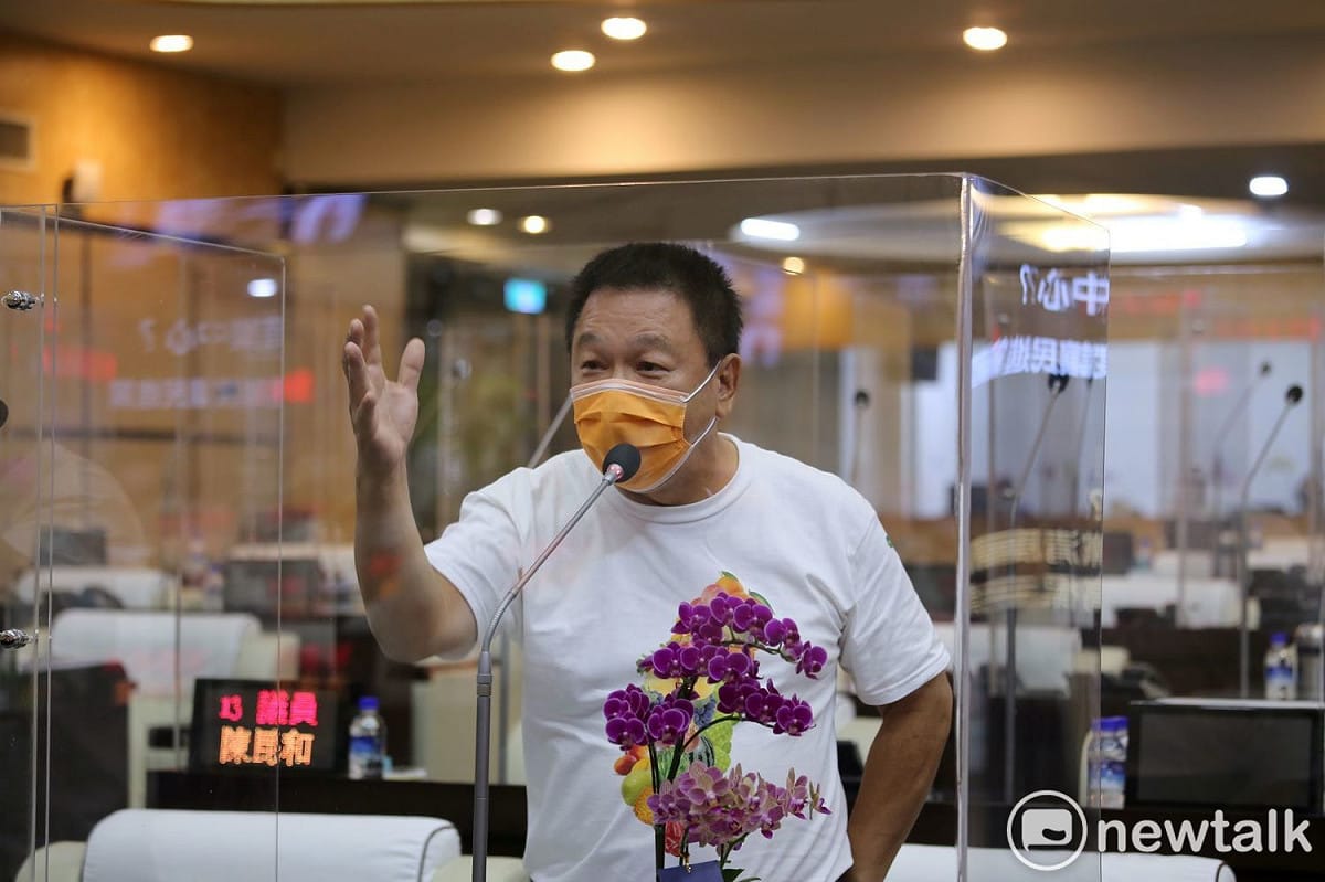 國民黨籍台南市議員蔡育輝在質詢中怒轟，後壁爐渣案嫌犯獲利6億多元，只有2人被起訴，後續土地清理費卻高達9億到39億多元，環保署居然專案補助近5百萬元，請檢調徹底追查後壁爐渣案的共犯結構及其幕後藏鏡人，並追回大筆贓款。 圖：黃博郎／攝