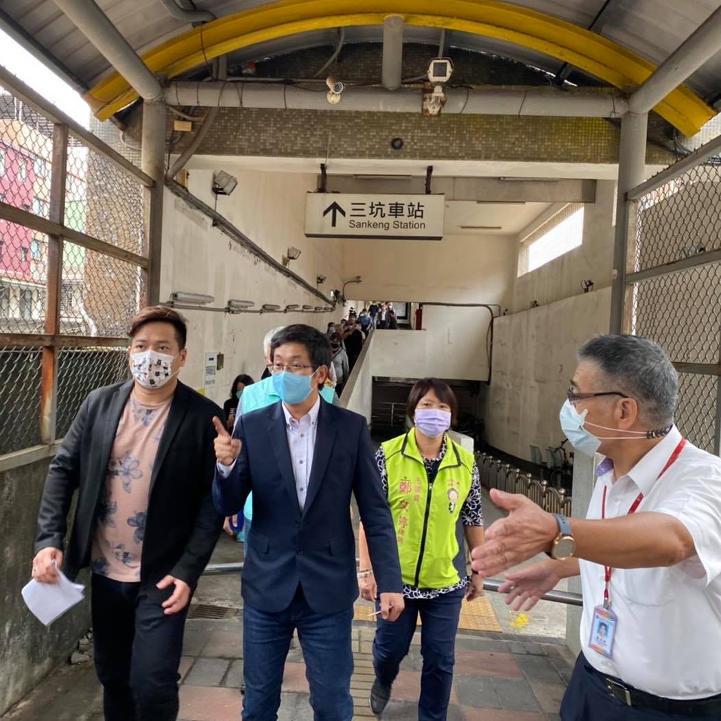 蔡適應「動起來」！三坑車站風雨走廊鏽蝕漏水 現場會勘要求台鐵修繕