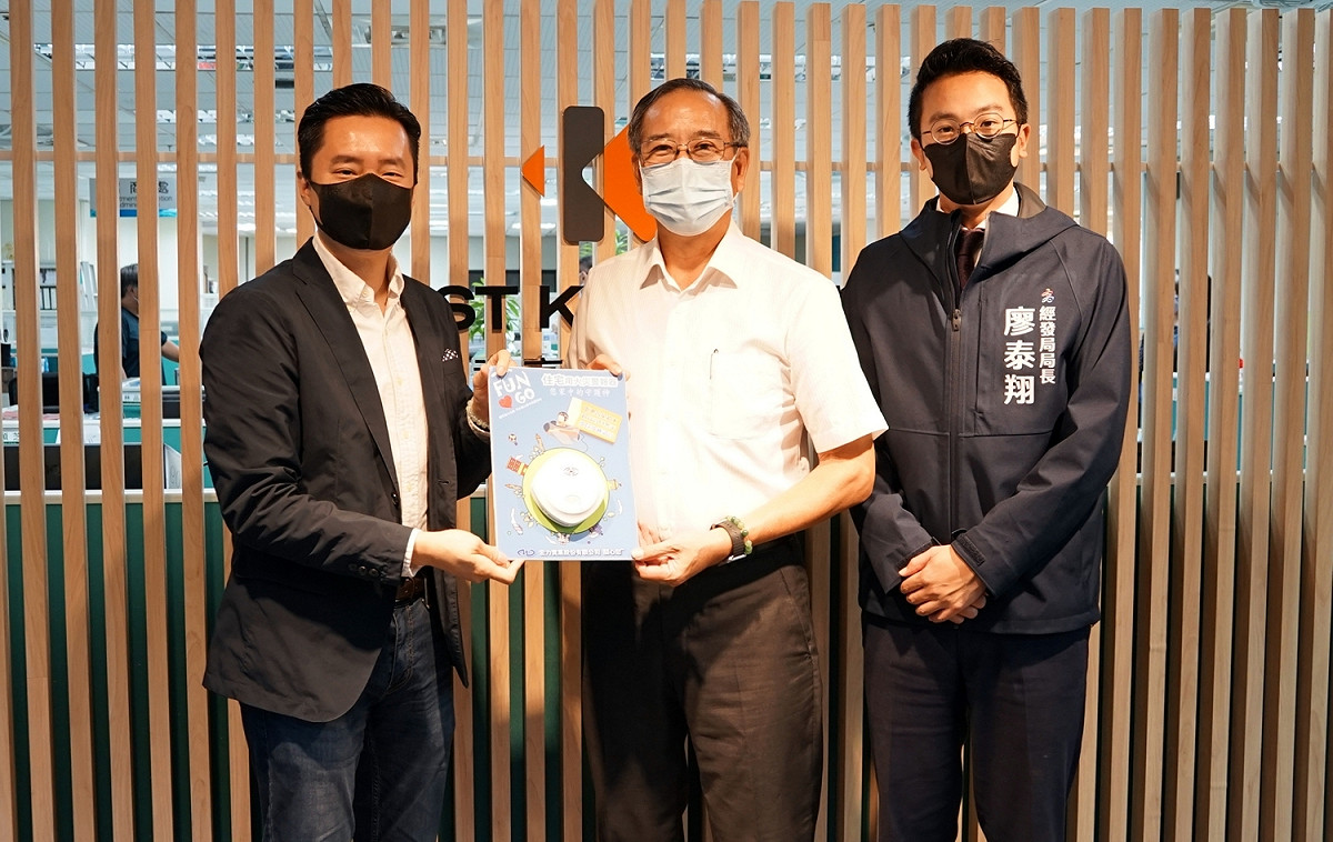 秀泰集團總經理廖偉銘(左)捐住警器助弱勢。 圖：高市經發局提供