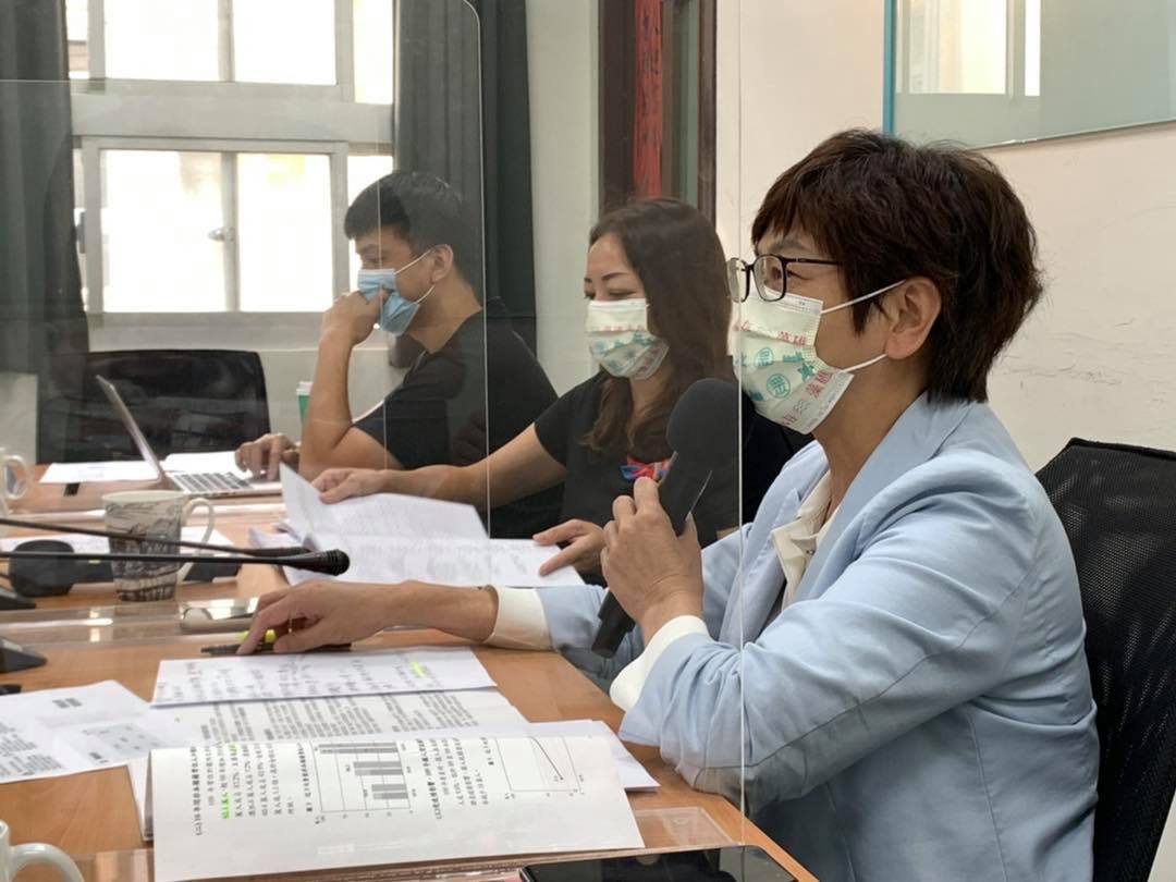 蔡壁如（右）痛批九大券特別預算，立法院還沒開始審，行政院已經把錢發出去，吃定立法院不敢擋大紅包，把立法院當塑膠。 圖：取自蔡壁如臉書
