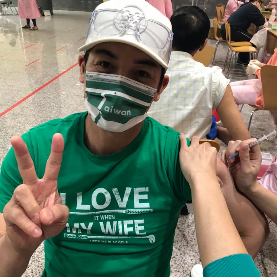 伊正昨(18)日在臉書PO出接種第一劑BNT疫苗的照片。 圖：翻攝自伊正臉書