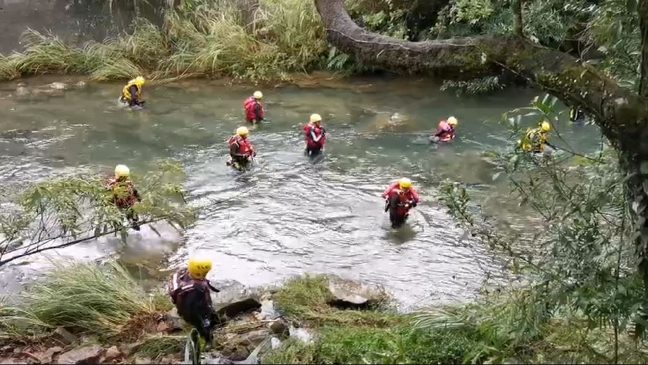新北市虎豹潭落水意外，仍有2位女童失蹤，新北警消人員擴大搜救，希望能在黃金72小時的最後時間找到2人。 圖：林昀真/翻攝