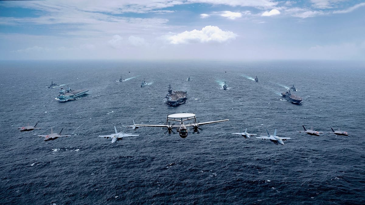 英美日澳4國海軍在印度洋進行「MPX2021」操演，水面艦與各式戰機「大合照」。 圖：翻攝 U.S. Pacific Fleet推特