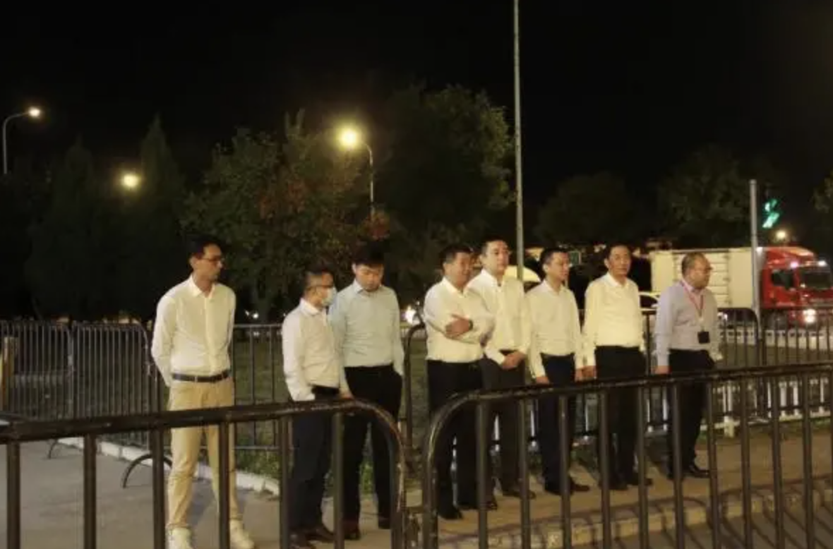 海航控股黨委班子體驗一線員工戶外候車感受。 圖：翻攝 微博