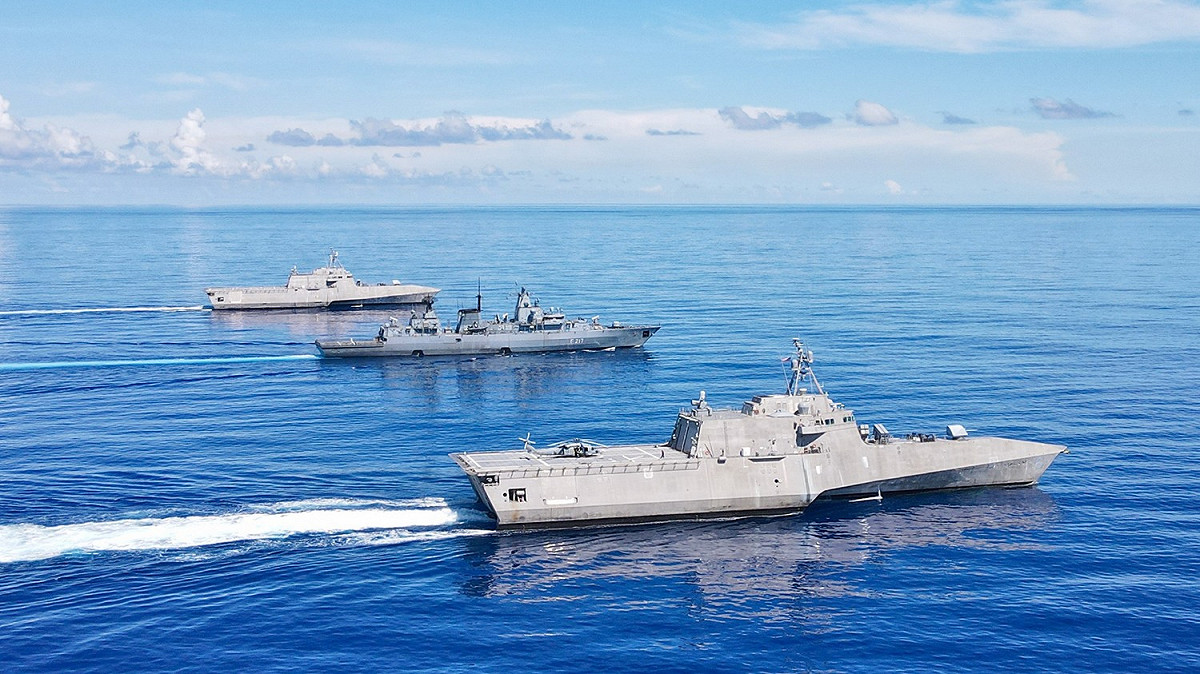 德國海軍「巴伐利亞號(F-217)」巡防艦最新動態，抵關島附近菲律賓海與美軍2艘濱海戰鬥艦進行聯合操演。 圖：翻攝U.S. Pacific Fleet臉書