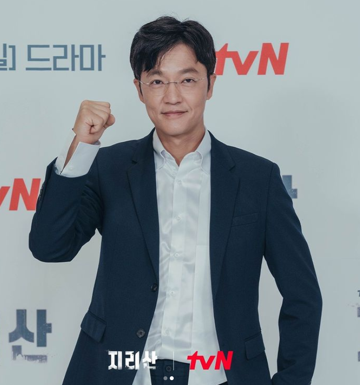 劇中飾演咖啡店老闆「吳允」的趙漢哲也接著取消採訪行程。 圖：翻攝自IG/tvn_drama