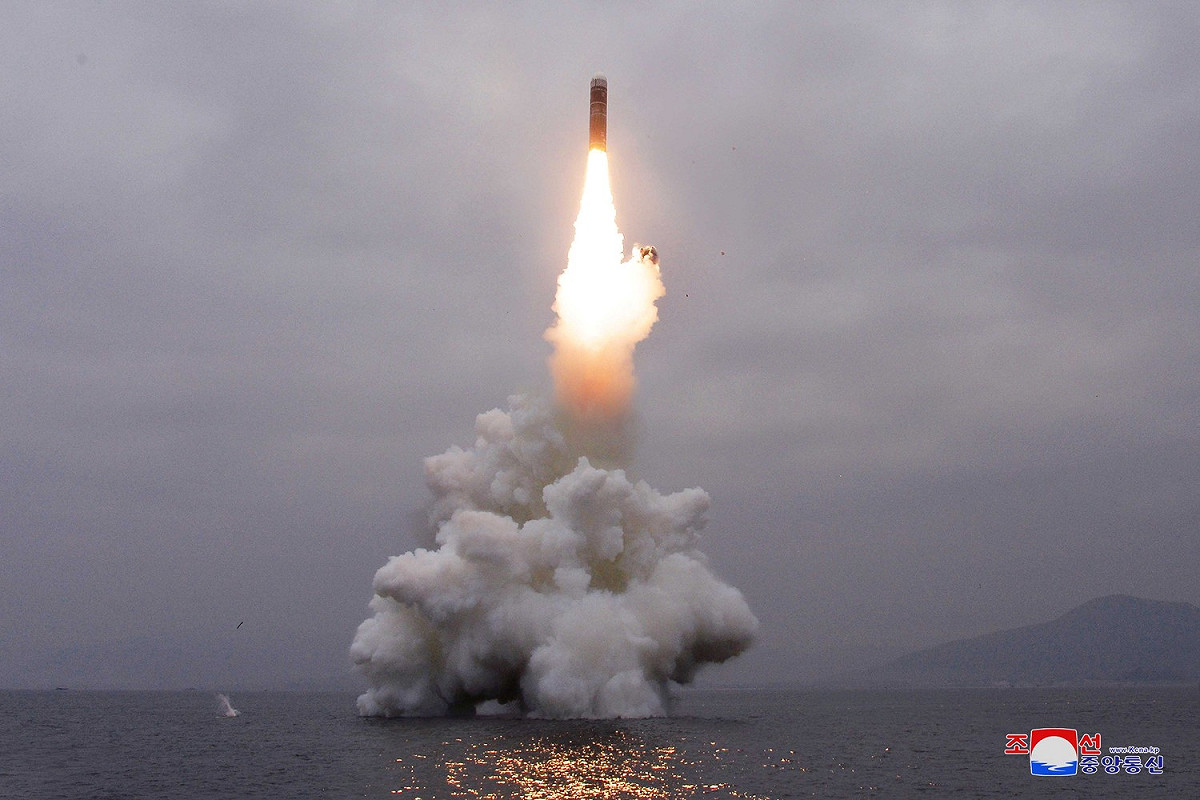 北韓今早對向東部海域發射飛彈，疑似為潛射式彈道飛彈（SLBM）。 圖：翻攝朝中社(資料照片)
