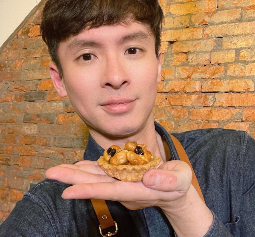 「厭世甜點店」拿拿摳憑著幽默風趣的口才，常常翻白眼的厭世表情受到觀眾喜愛。 圖：翻攝自拿拿摳IG
